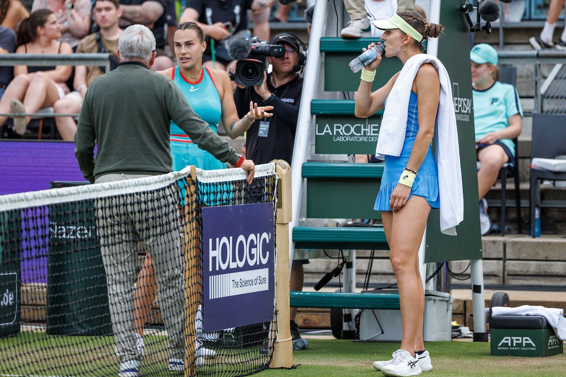 Aryna Sabalenka (L) and Rebeka Masarova at the Berlin Tennis Open 2025. (Photo: Getty)